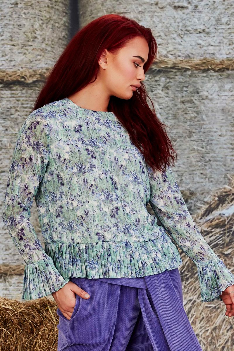 									WITTY LITTLE PLEATS TOP
			