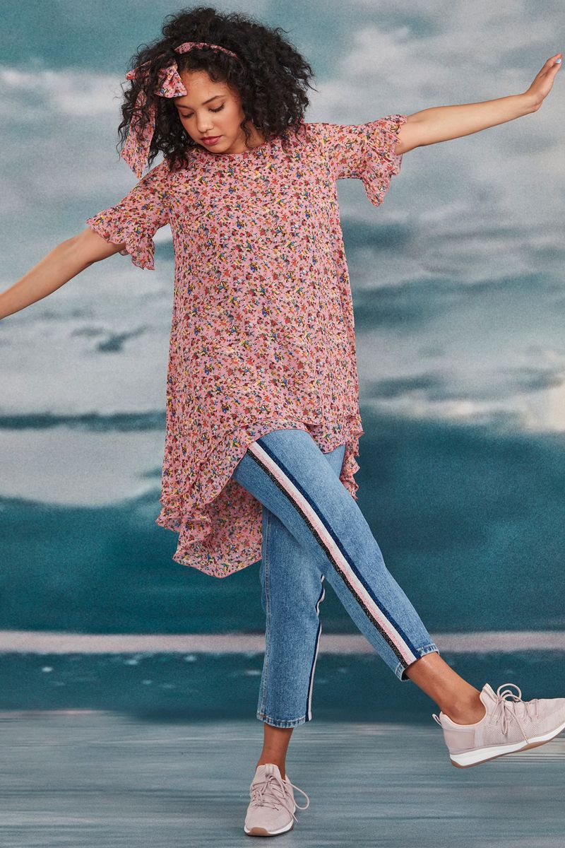 									HIGH BABY TOP
								, 			LEADING STRIPE JEANS
			