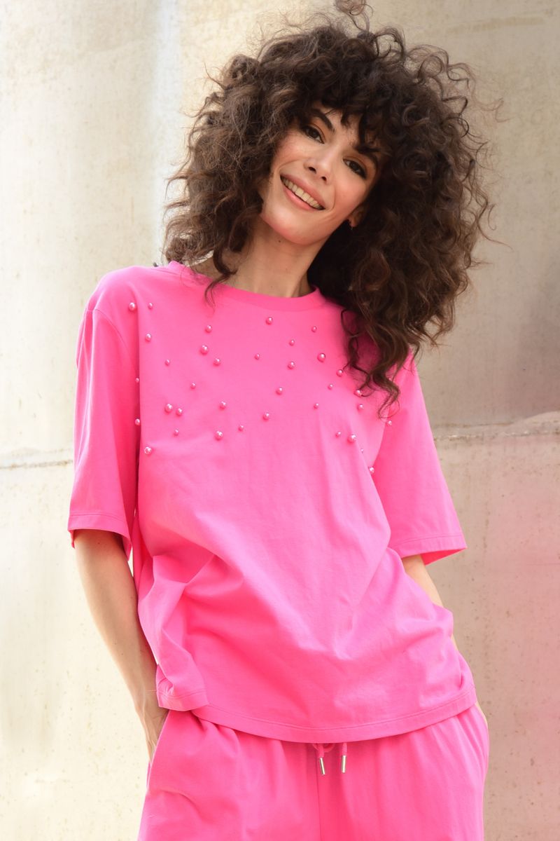 									GIRL WITH A PEARL TOP
			