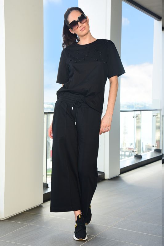 									GIRL WITH A PEARL T-SHIRT
								, 			SHORT CUT PANT
			