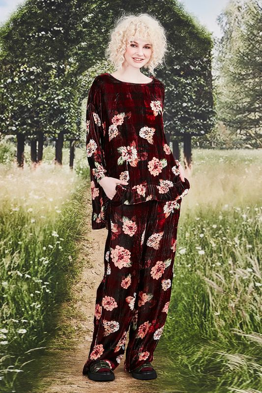 									MOOD SIWNG TOP
								, 			TRACK STAR PANT
			