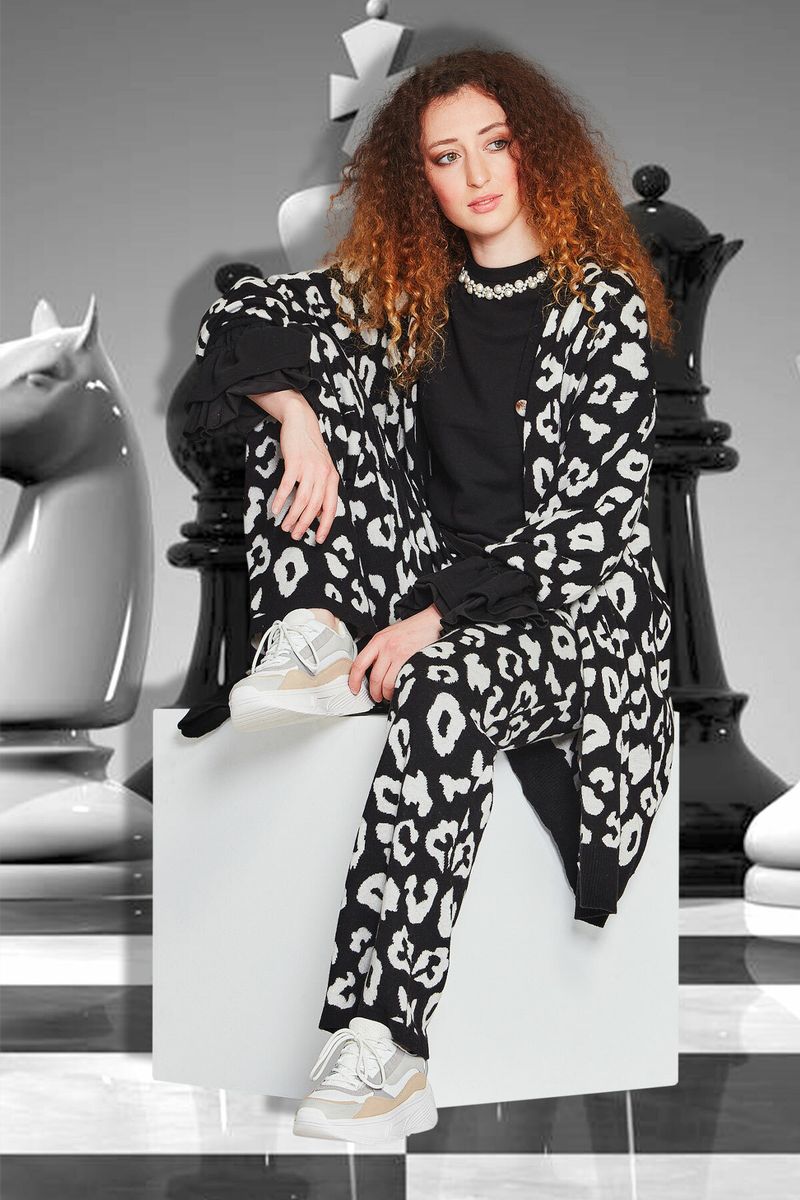 									PUSH & PULL ON PANT
								, 			ONE CHIC CHICK CARDIGAN
								, 			PEARL MY SOUL JUMPER
			