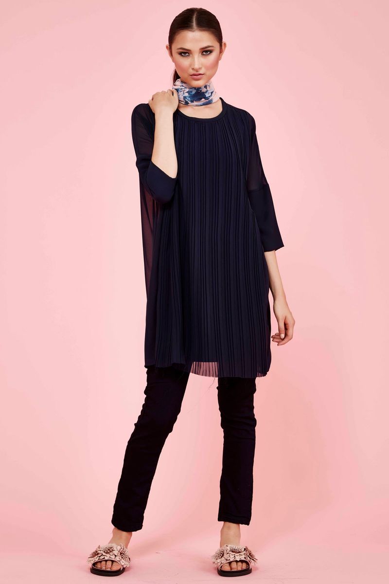 									YOU MAKE MY HEART PLEAT DRESS
								, 			STICK TO RIB JEANS
								, 			SCARF FACE SCARF
			