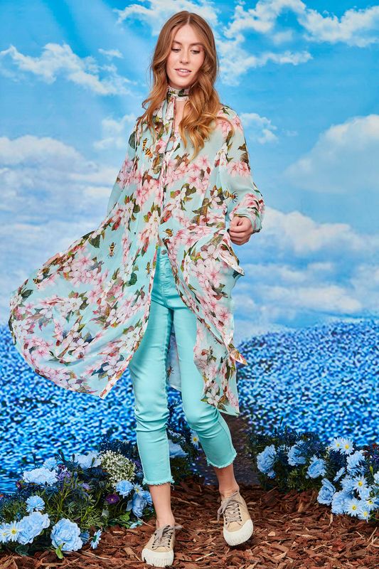 									COLLAR BACK GIRL SHIRT
								, 			JELLY LEGS JEAN
			