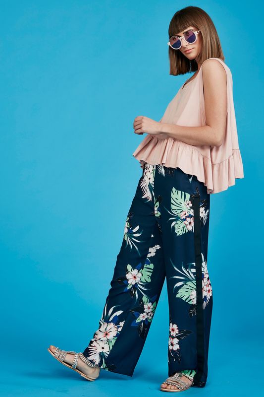 									GOOD VIBRATIONS SUNGLASSES
								, 			HAPPILY EVER GATHER TOP
								, 			PANTS DOWN PANT
			
