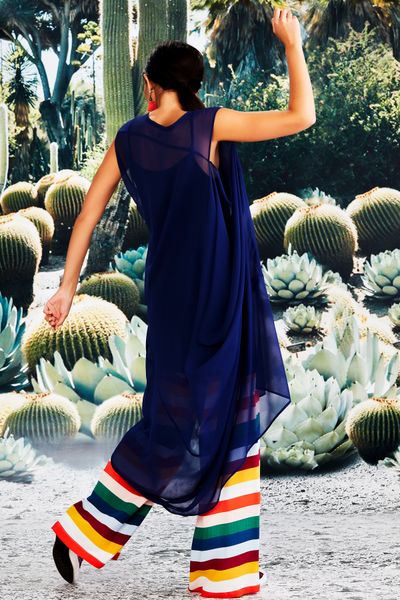 									LOVE LYNE TOP
								, 			FULL CUT PANTS
			