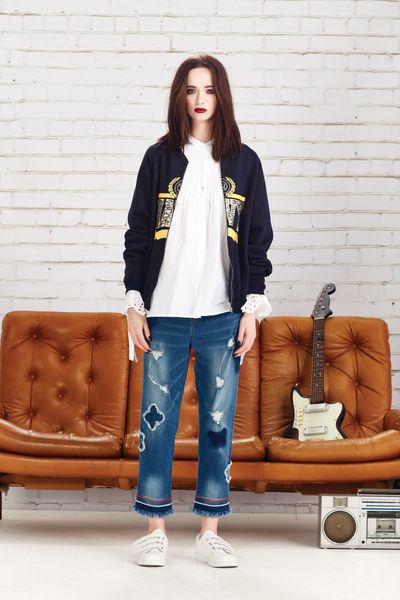 									OOPS A NAVY TOP
								, 			BROAD SHIRT TOP
								, 			ONE STEP AHEAD JEANS
			