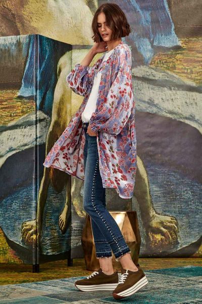 									RAY OF SUNSHINE T-SHIRT
								, 			STUD FINDER JEANS
								, 			DUSTER WOMAN COAT
			