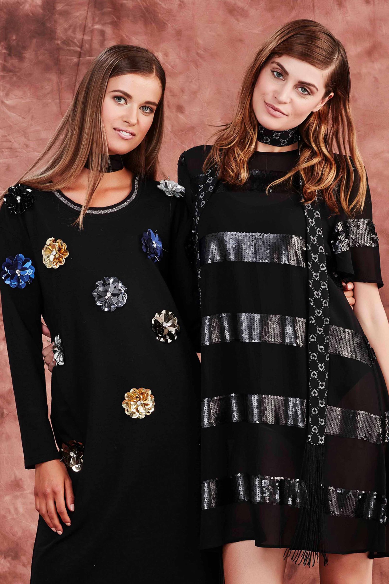 									SCARF FACE SCARF
								, 			CT5078-36WT17
								, 			CT5074-29WT17
			