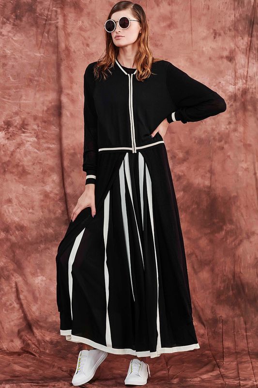 									SLIM SHADY SUNGLASSES
								, 			LONG TO BE BACK TOP
								, 			SWINGAPORE SLING SKIRT
			