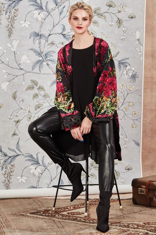 									HIGH BABY TOP
								, 			STICK TO PLEATHER PANT
								, 			THE DUSTER WOMAN KIMONO
			