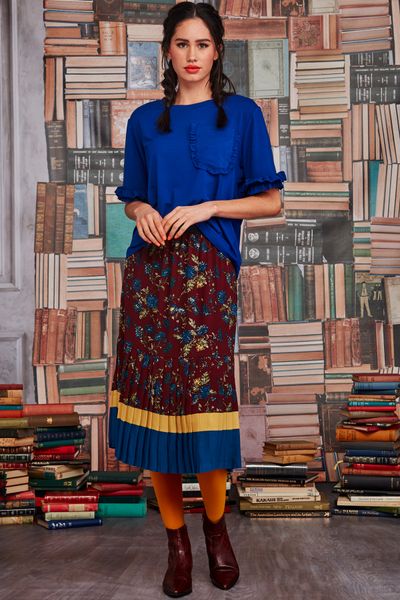 									ON THE POCKET TOP
								, 			PLEATY BLINDERS SKIRT
			