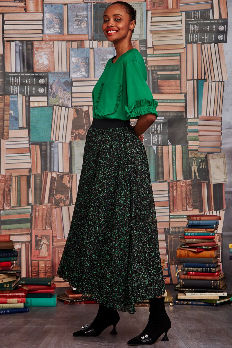 									ON THE POCKET TOP
								, 			SIDE PLEAT SKIRT
			