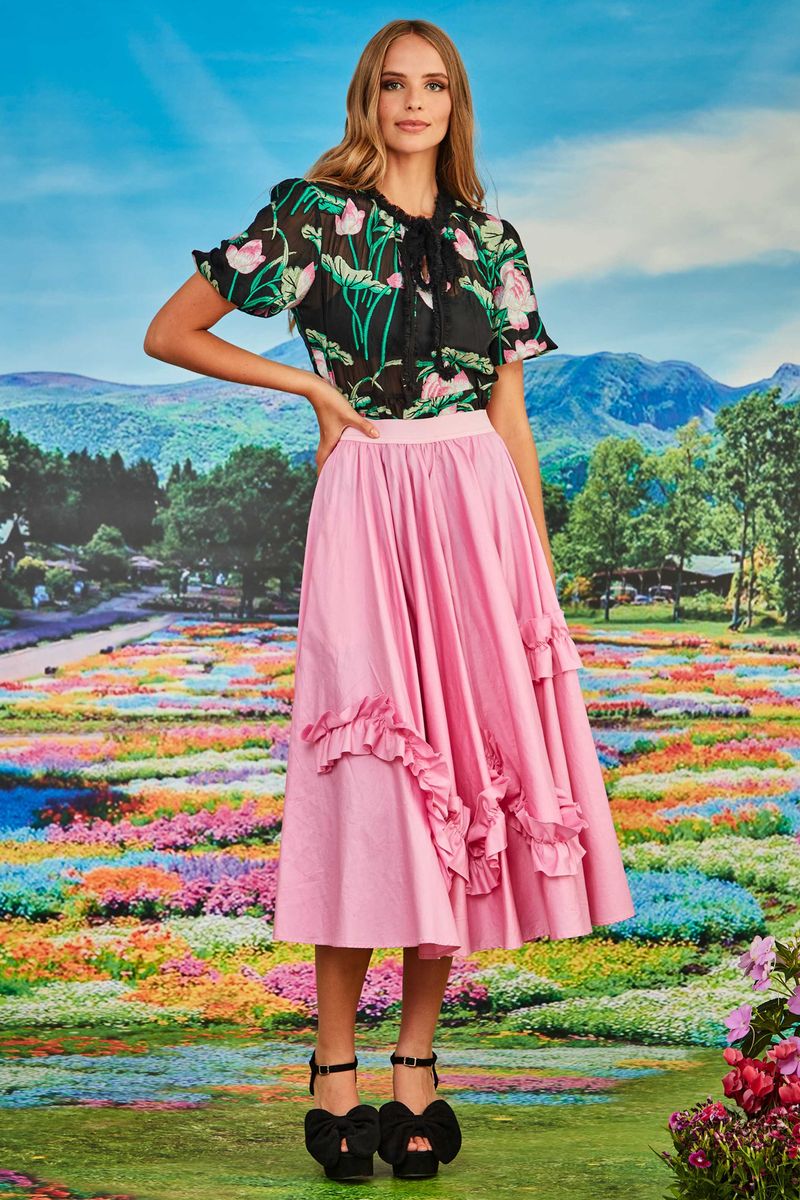 									TOP NOTCH TOP
								, 			TWIST AND POUT SKIRT
			