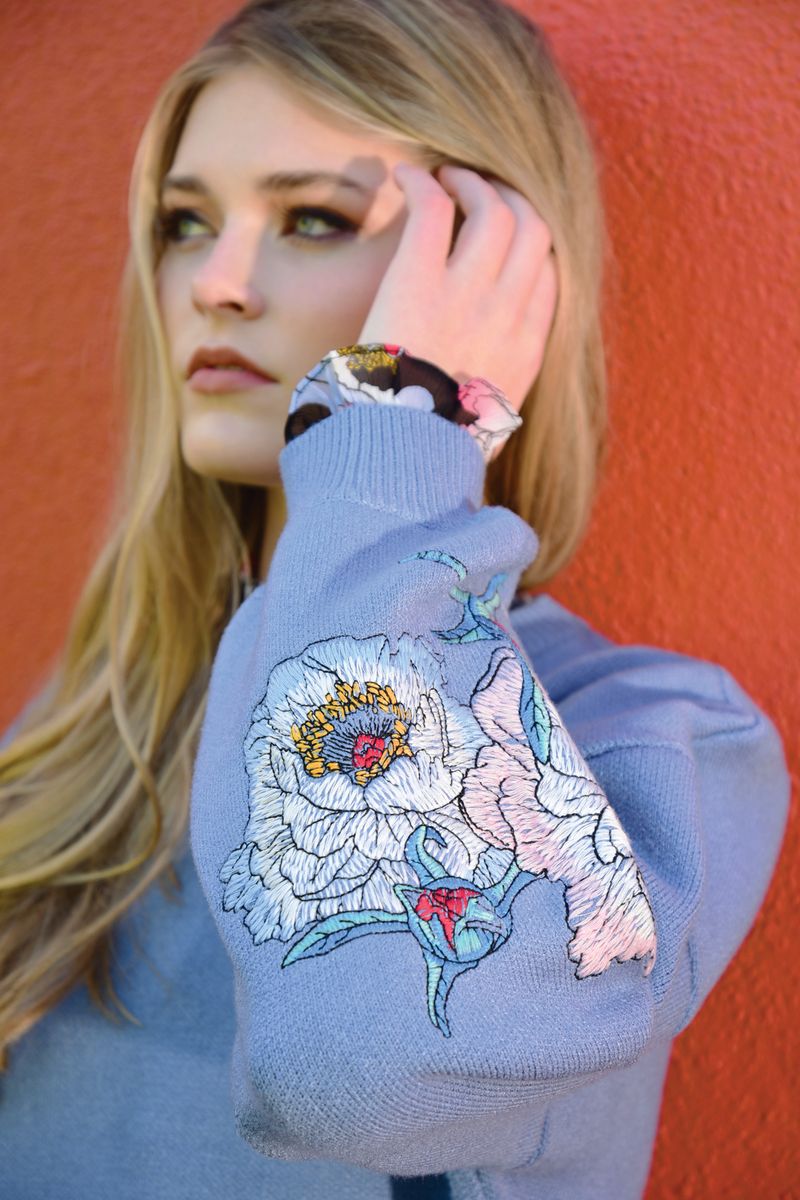 									STITCH & FAMOUS SWEATER
			