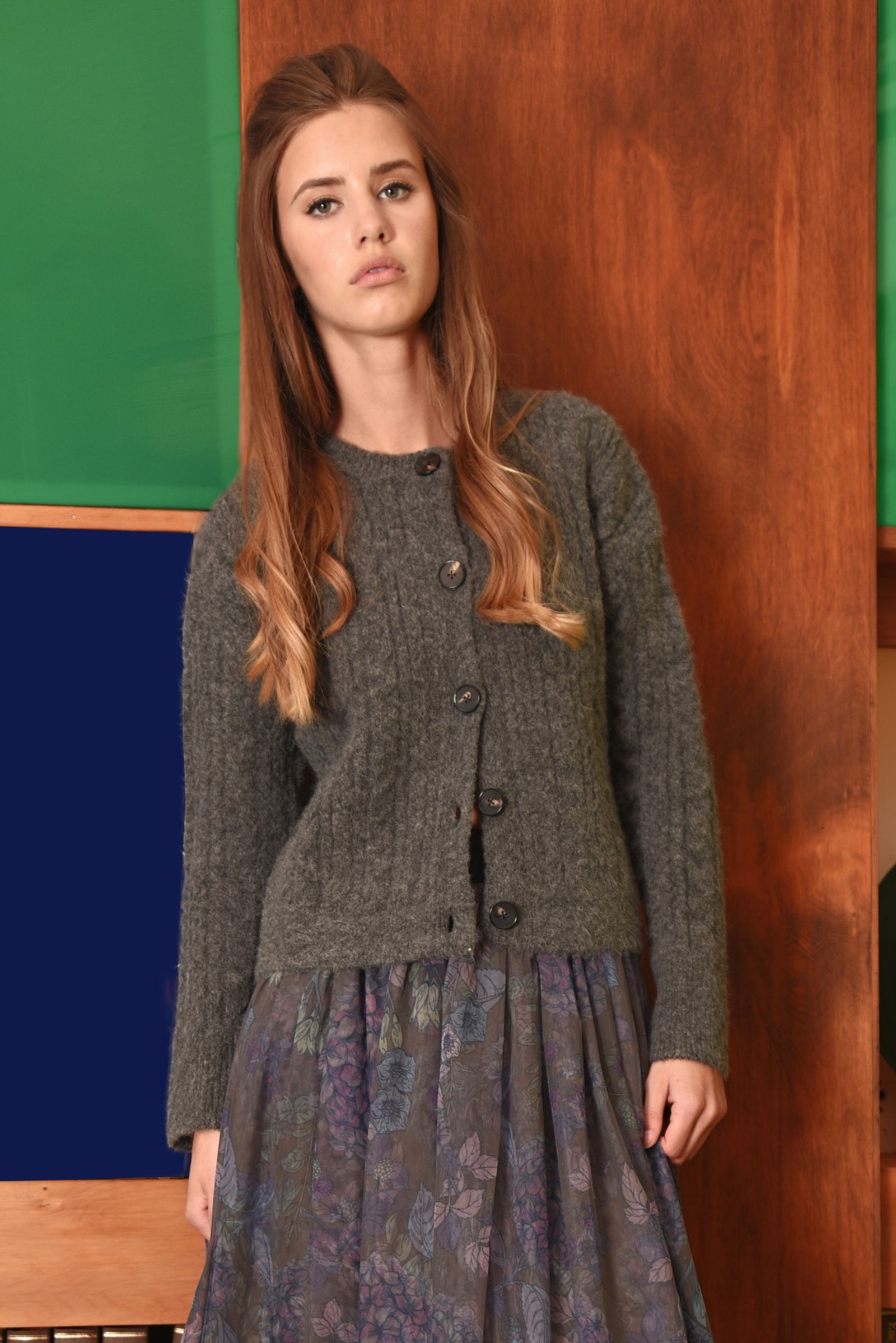 									CABLE SETTING CARDIGAN
			