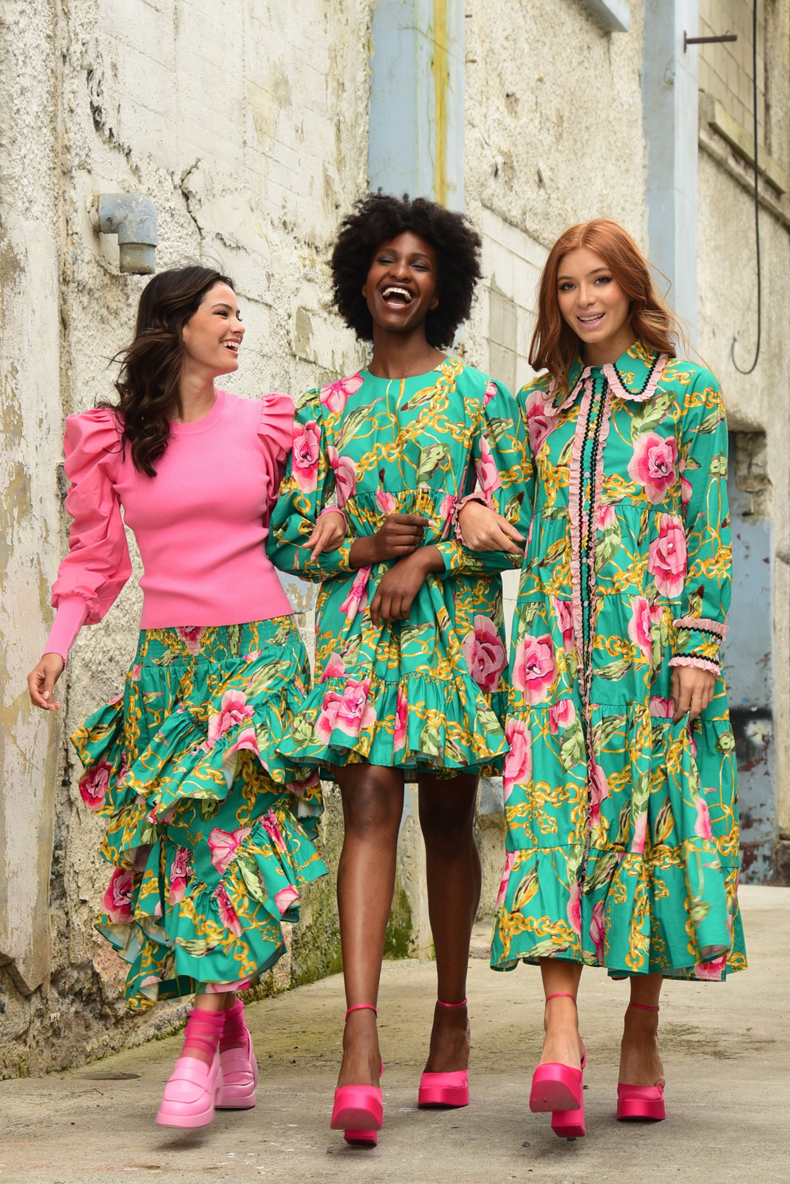 									WHOLE LOTTA PUFF TOP
								, 			NOW YOU V IT SKIRT
								, 			IN TUNIC DRESS
								, 			COLLAR IT IN DRESS
			