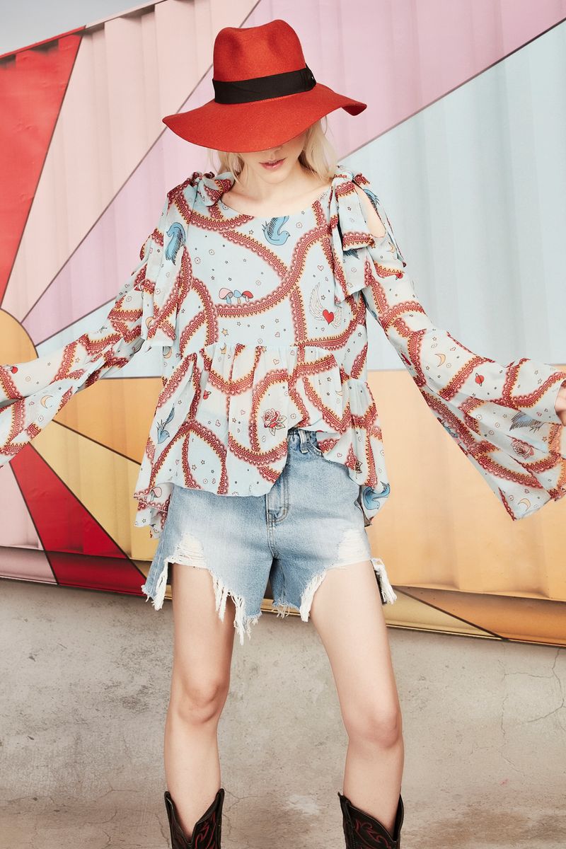 									COLD SHOULDER TOP
								, 			CUT OFF POINT SHORTS
			