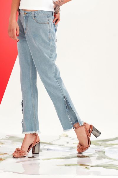 									FRAY IT ON ME JEANS
								, 			HOLD ON TSHIRT
			