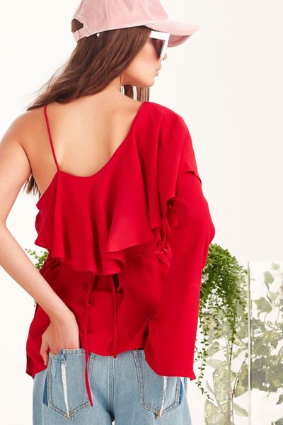 									THE CROSSOVER TOP
								, 			NEVER GO BACK SUNGLASSES
								, 			FRAY IT ON ME JEANS
			