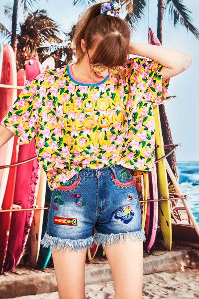 									CHAT BLOOM T-SHIRT
								, 			SHORTS ILLUSTRATED SHORTS
			