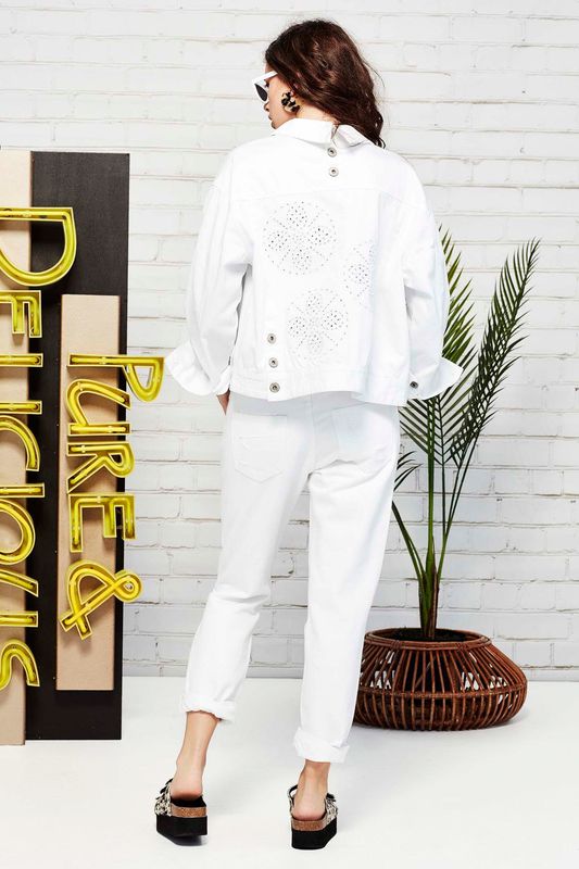 									HE'S PUNCHING JEAN
								, 			HE'S PUNCHING JEAN
			