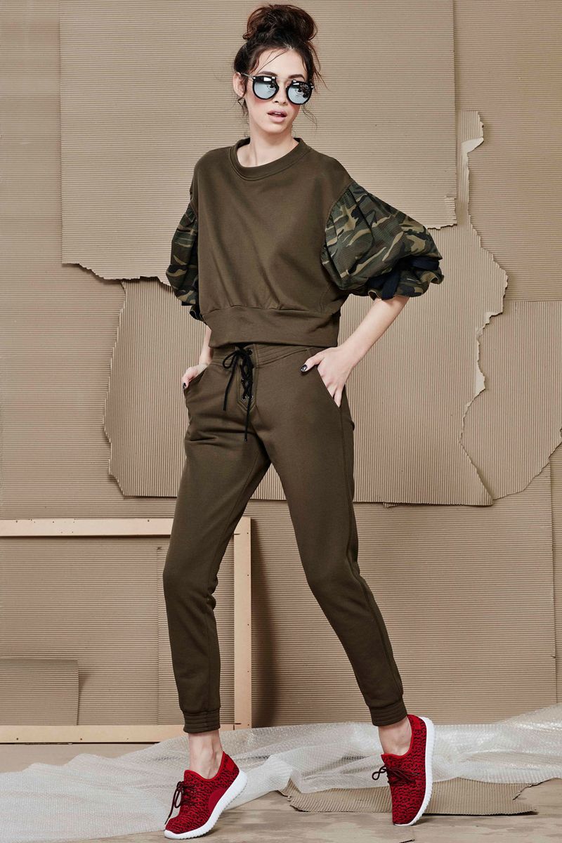 									SLEEVE IT TO ME TOP
								, 			PASS THE BAR SUNGLASSES
								, 			LEG WORK PANT
			