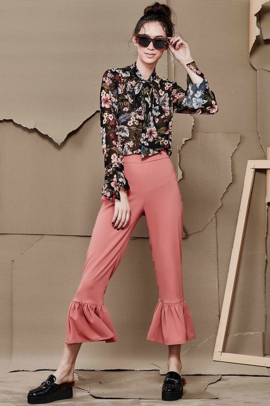 									LOOSEN MY TIE TOP
								, 			CROSS THE LINE SUNGLASSES
								, 			ANKLE BITER PANT
			