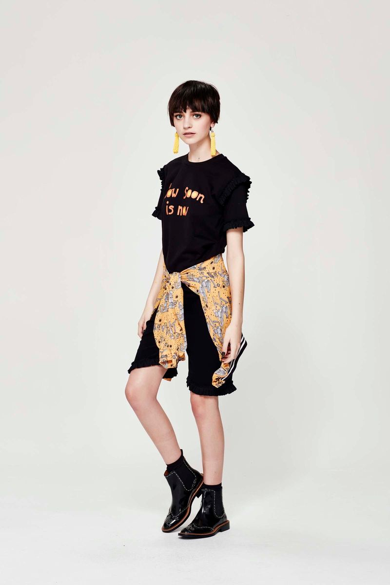 									MASTER TEE 'NOW' TEE
								, 			AMUSEMENT DARK 'FRILL JOY' SHORT
								, 			THE DESERT SESSIONS 'I'M JUST RIBBING' TOP
			