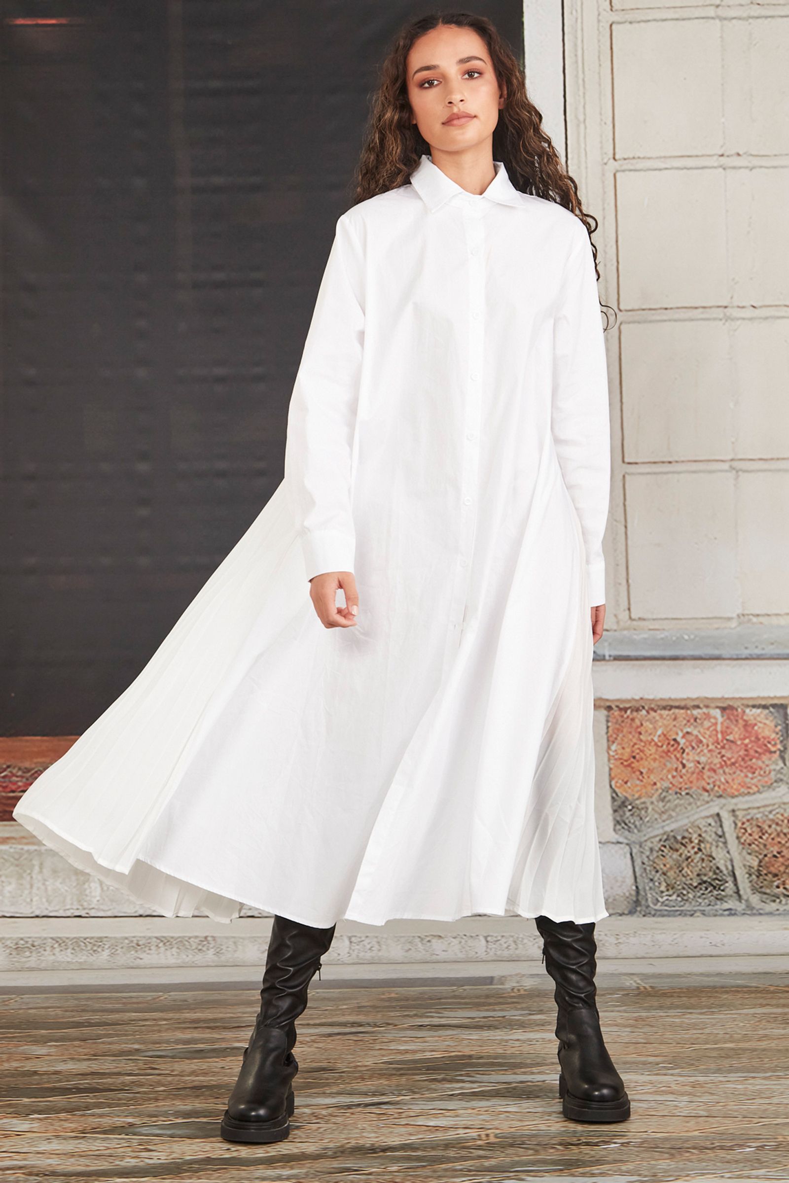 									BACK PLEATS BACK DRESS
			