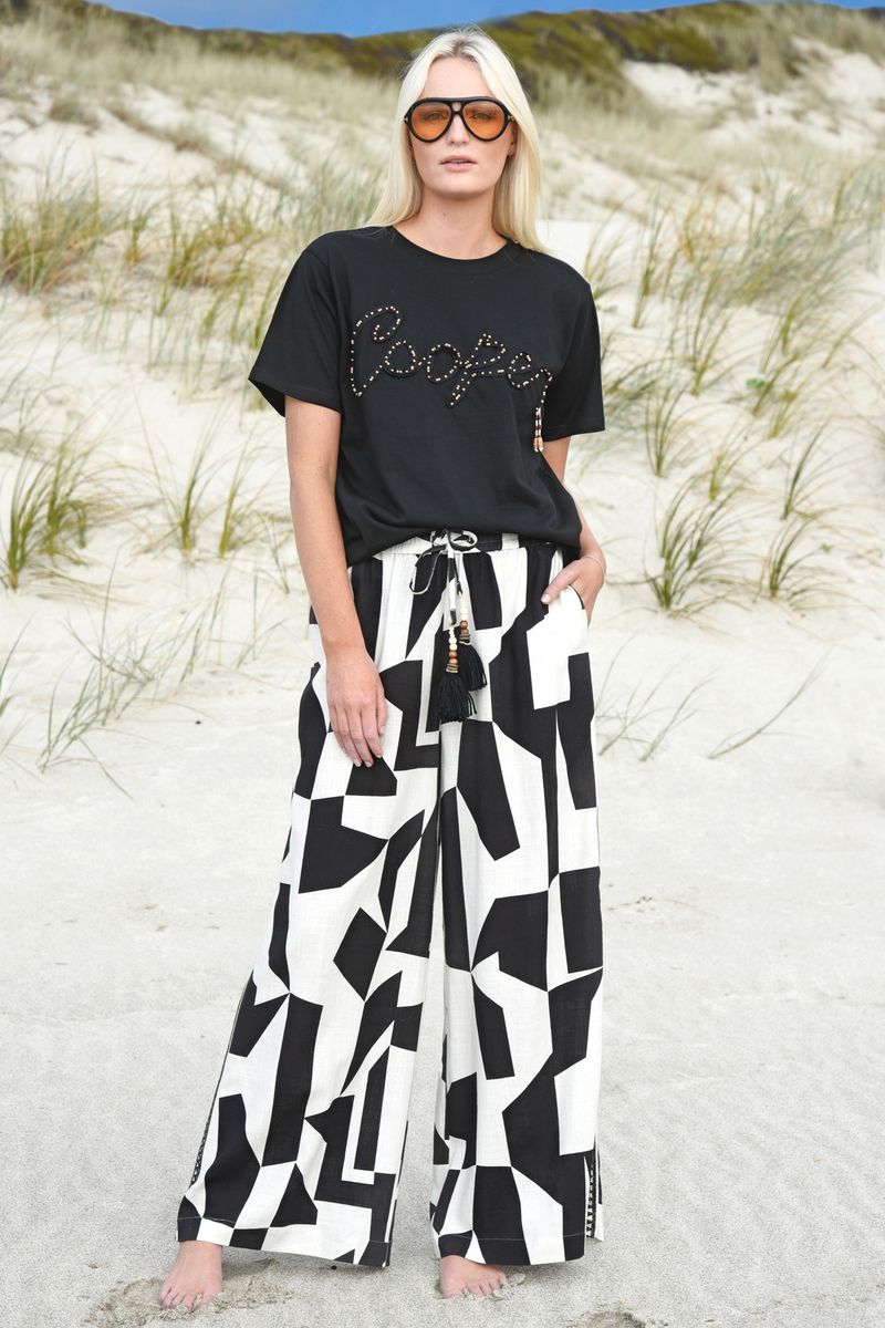 									SEVILLE STROLLS PANT
								, 			END NAME T-SHIRT
			