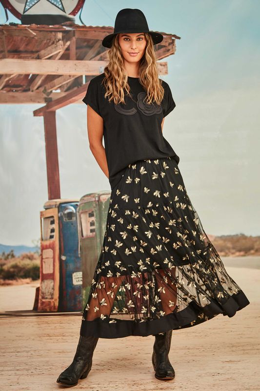 									C FLOWERS T-SHIRT
								, 			HONEY TO THE B SKIRT
			