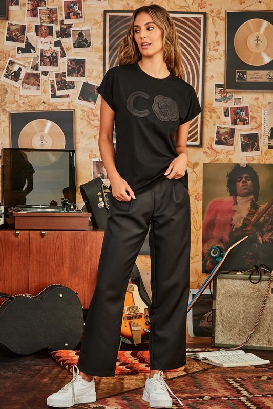 									C FLOWERS T-SHIRT
								, 			STRUT-APOSTION PANTS
			