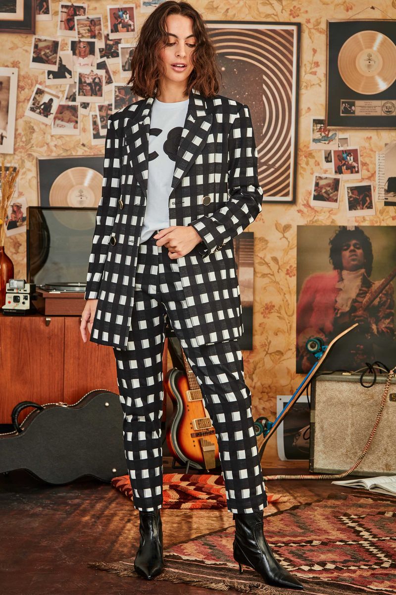 									SUITING POINT JACKET
								, 			C FLOWERS T-SHIRT
								, 			SQUARE OFF TROUSERS
			