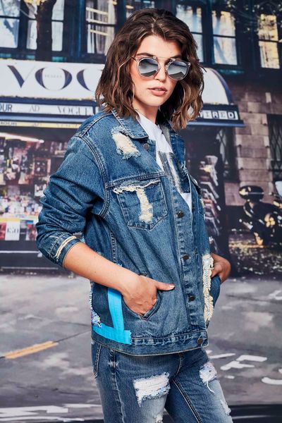 									SEQUIN FLYER JACKET
								, 			PASS THE BAR SUNGLASSES
								, 			SETTLE METAL T-SHIRT
								, 			JEANIE IN A BOTTLE JEAN
			