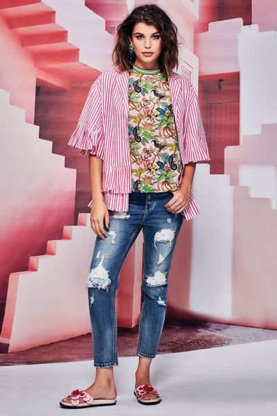 									PLEATS OF MAUI SHIRT
								, 			HOT AIR BABOONS TOP
								, 			JEANIE IN A BOTTLE JEAN
			