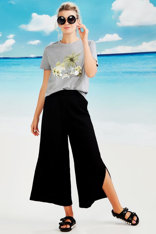 									HIT THE SNOOZE T-SHIRT
								, 			SHOW US YOUR LEGS!
			