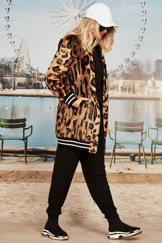 									FUREVER FRIENDS BOMBER
								, 			SO FAR SO HOOD TOP
								, 			FRILL SMITH PANTS
			