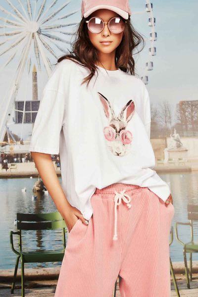 									BAD RABBITS T-SHIRT
								, 			GOLD FASHION SUNGLASSES
								, 			BLUSH HOUR PANTS
			