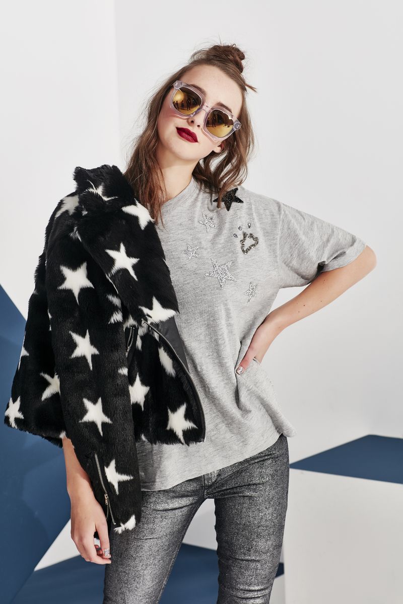 									EYE OF THE BIKER JACKET
								, 			SHINING STAR T SHIRT
								, 			BEHIND THE JEANS JEANS
			