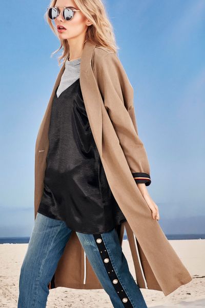 									FEELING DUSTY DUSTER
								, 			PASS THE BAR SUNGLASSES
								, 			MIDNIGHT SLIP TOP
								, 			DRIPPING PEARLS JEANS
			