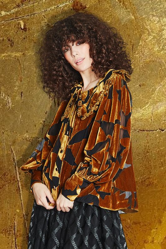 									BET YOUR BOTTOM COLLAR BLOUSE
			