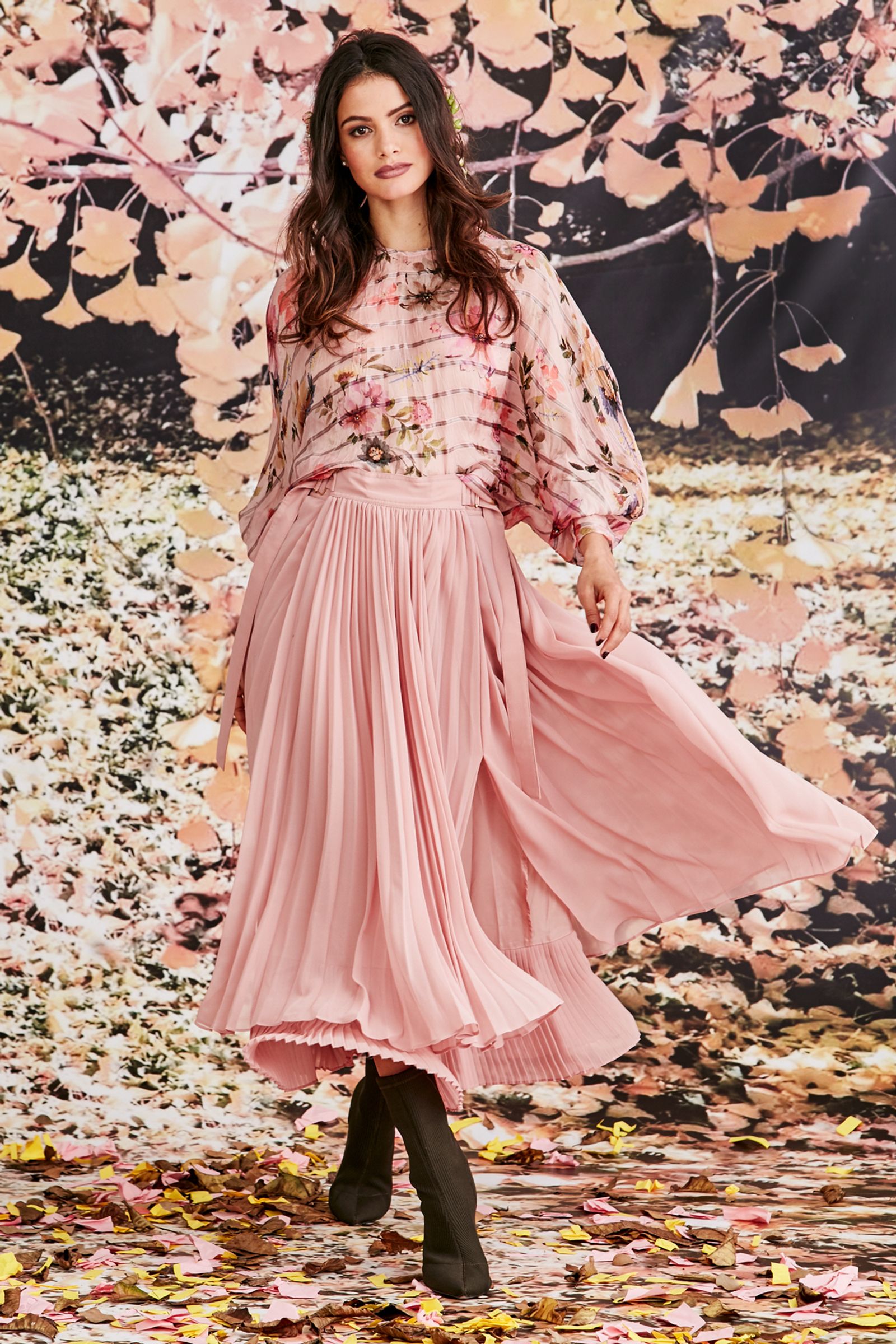 									OH! YOU PRETTY WING TOP
								, 			PLEATING MOMENTS SKIRT
			