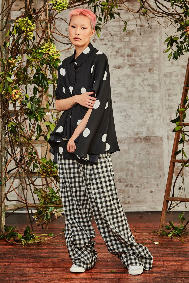 									SWING BY BLOUSE
								, 			WALKING IN THE PLEAT TROUSER
			