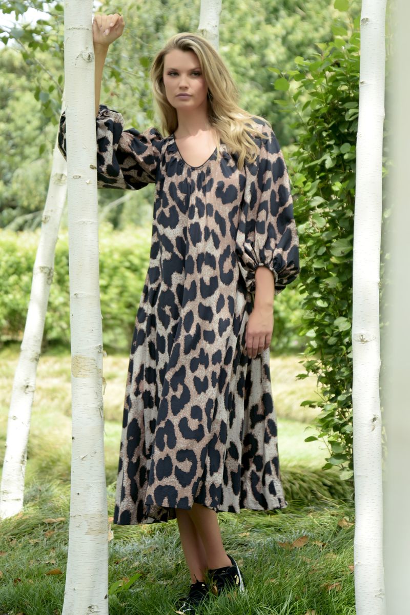 									SLEEVE IT AT THAT DRESS
			