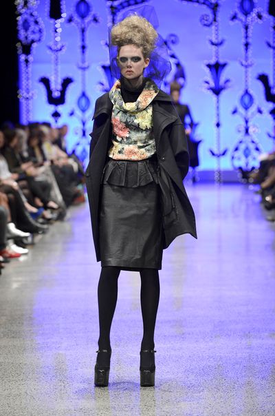 									ELLINGTON 'URBAN GETAWAY' COAT
								, 			LOMBARD 'GREEN GABLES' TOP
								, 			ZEPPELIN 'WAIST HIP RATIO' SKIRT
			