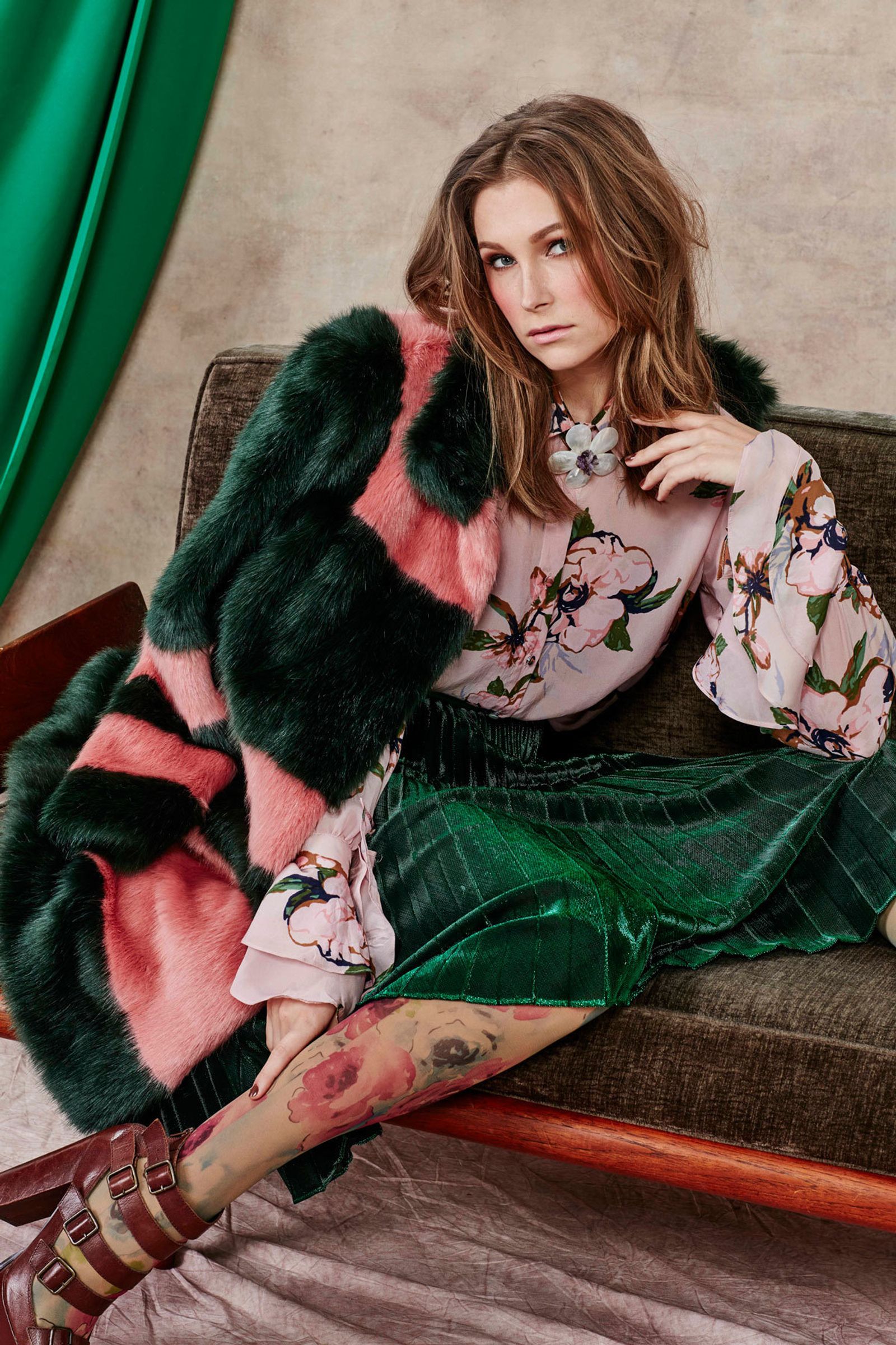 									TRAVELLING FRILLBURY TOP
								, 			CRISPY IRRESISTIBLE SKIRT
			