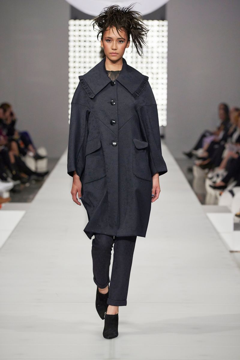 									THREAD COUNT 'COLLAR BETWEEN THE LINES' COAT
								, 			LOVE STORY 'I HEART YOU' BLOUSE
								, 			THREAD COUNT 'WALKIE TALKIE' PANTS
			