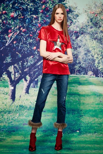 									SHE'S A STAR TSHIRT
								, 			DEM JEANS WIT DA FUR JEANS
			