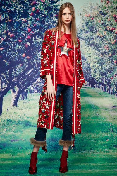 									KIM DON'T YOU KNOW KIMONO
								, 			SHE'S A STAR TSHIRT
								, 			DEM JEANS WIT DA FUR
			